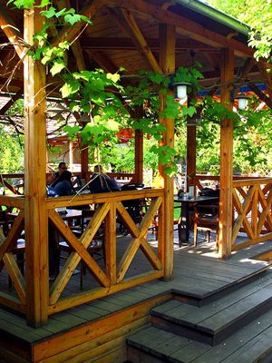 Letní zahrádka s dětským hřištěm